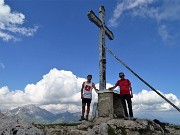 77 Alla croce di vetta di Cima Croce (1975 m) in Alben con vista in Arera